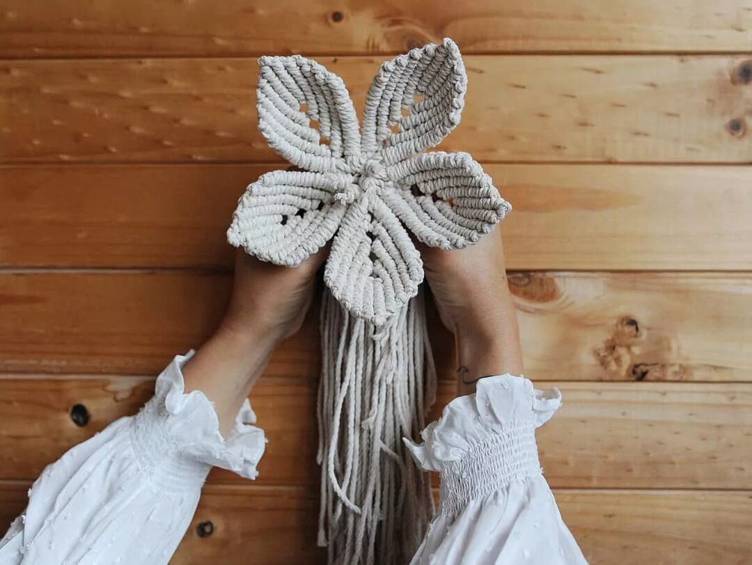 Цветы в технике макраме. Цветы макраме. Цветы из макраме. Макраме цветы мастер класс. Подсолнух макраме.