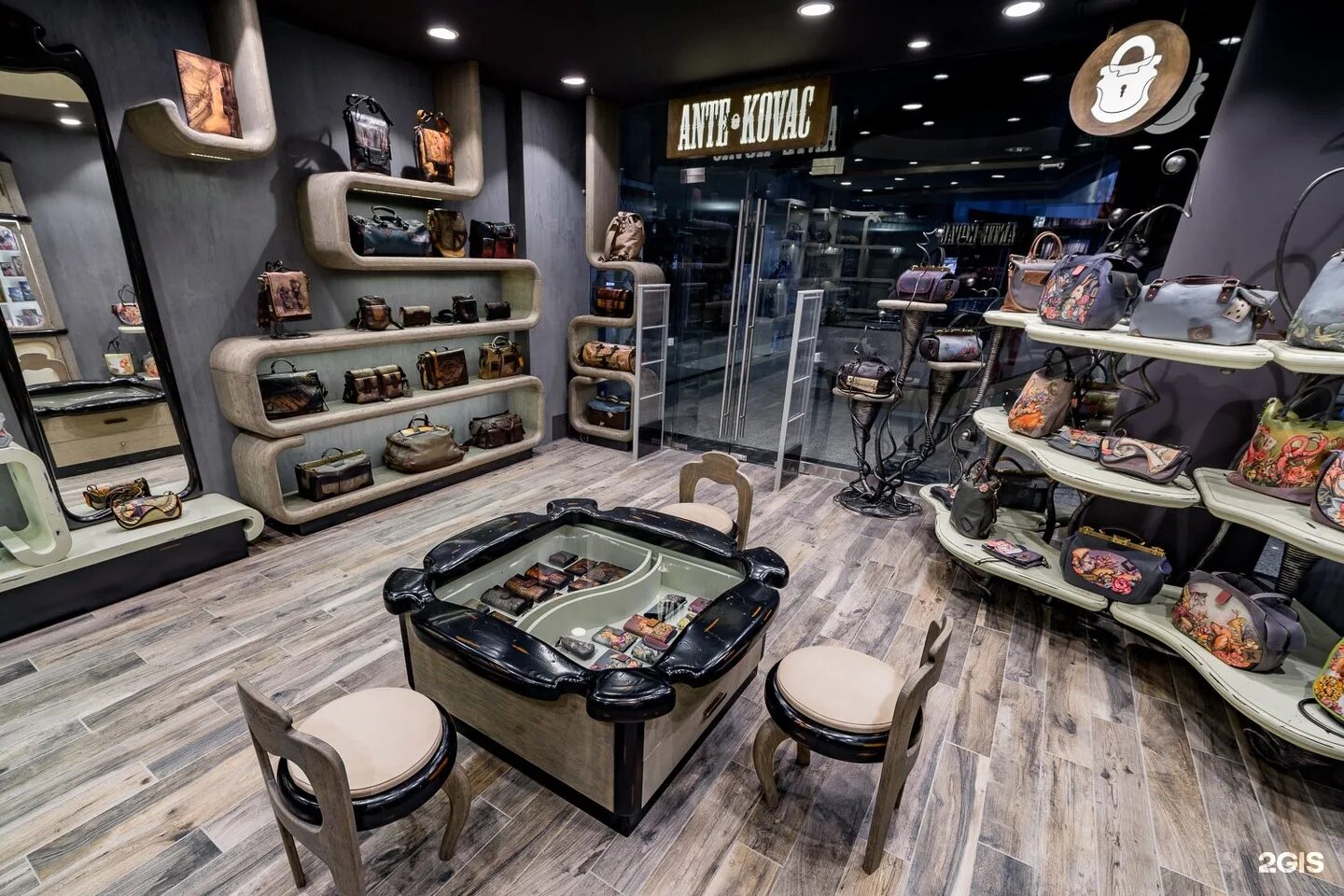 Красивые интерьеры бутиков. Красивый магазин. Бутик одежды. Крутой магазин мужской одежды. Самые крутые магазины.