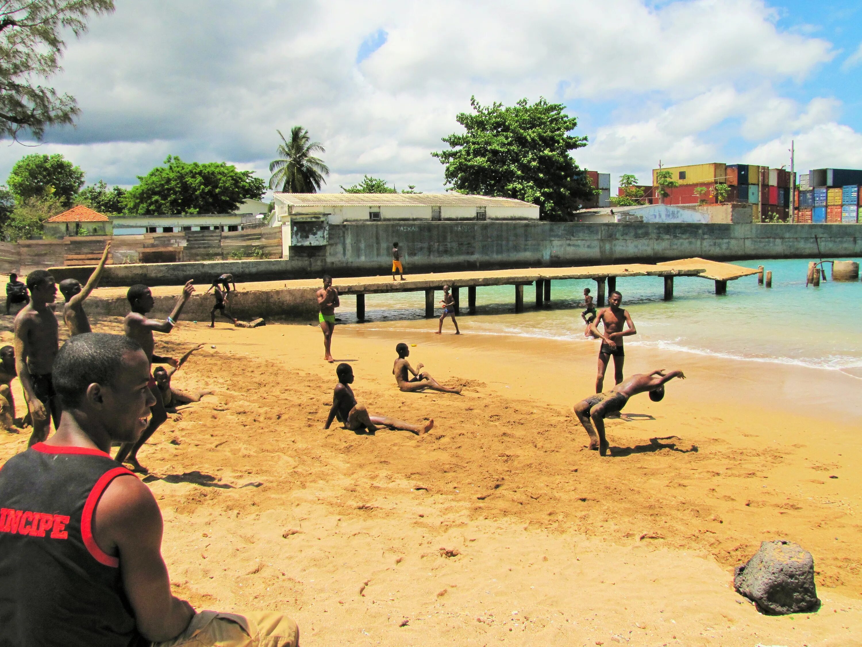 Tome e2c. Surf sao tome. surf santana sao tome. surfistas sao tome. surf pires sao tome.