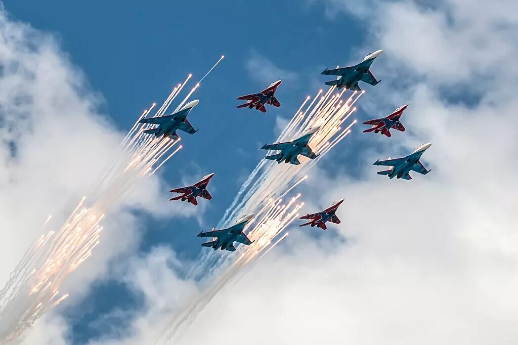 Небо россии самолеты. Военные самолеты в небе. Российские военные самолеты в небе. Истребитель в небе. Российские истребители в небе.