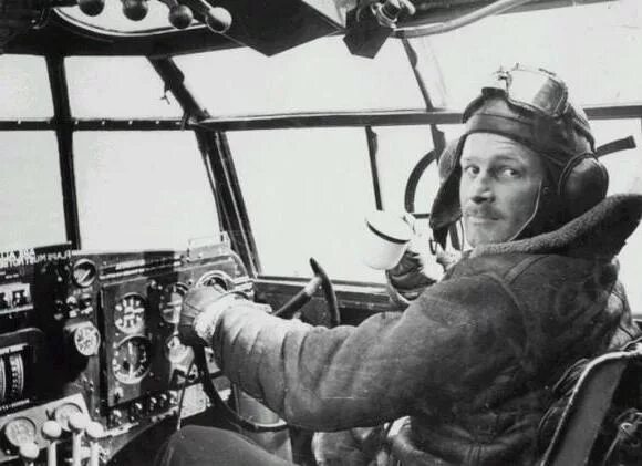 Авиатор значение. Авиатор 1930. авиатор человек. покрышкин фильм. летчик ретро в очках.
