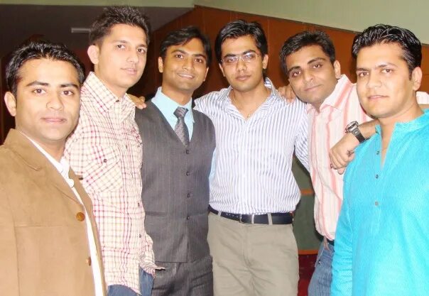 Санкт петербург. Вк грозный. 13 шах. Призрак виллы натхов 3. Шахрукх кхан и каджол.