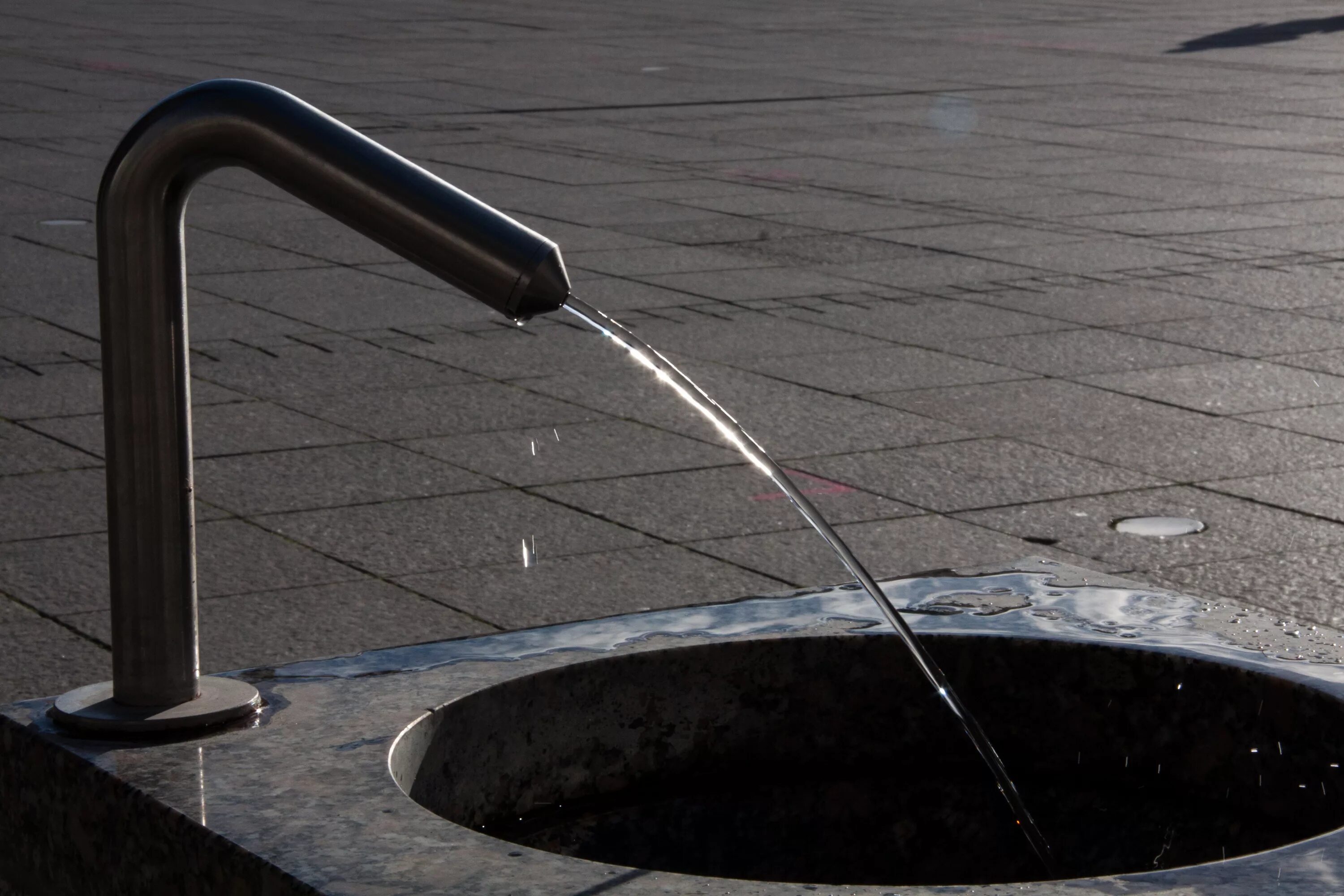 Трубочка фонтан. Фонтанчик для питьевой воды. Фонтан с питьевой водой. Сломанный фонтан. Струя воды.