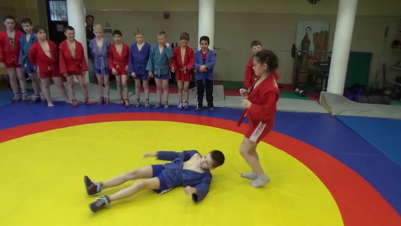 Девочка и мальчик борба. Девочка против малька борьба. Самбо дети. Борьба мальчиков. Борьба самбо девочки.
