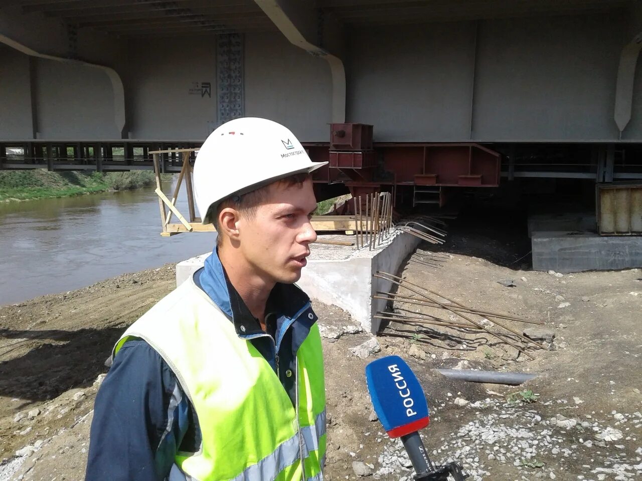 Красный мост орёл ремонт. Строители крымского моста. Крымский строитель. Благовещенск мост в китай. Крымский мост мостоотряд 6.