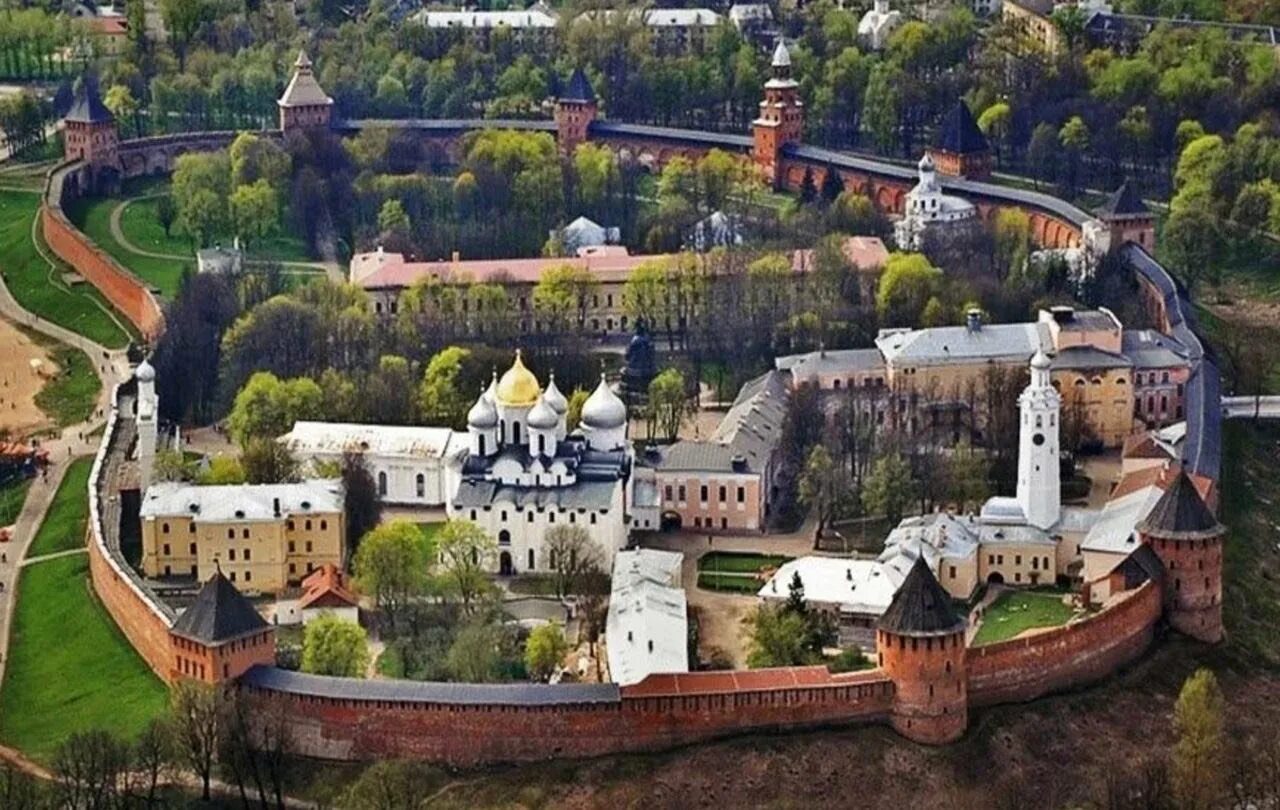 Сколько живет в новгороде. Новгородский Детинец Великий Новгород. Новгородский Детинец достопримечательности Великого Новгорода. Крепость Детинец Великий Новгород. Новгородский Кремль Детинец.