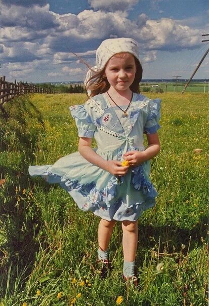 Поселок девочки. Девочка в деревне. Маленькая деревенская девочка. Девочка из деревни. Девочка в деревенском платье.