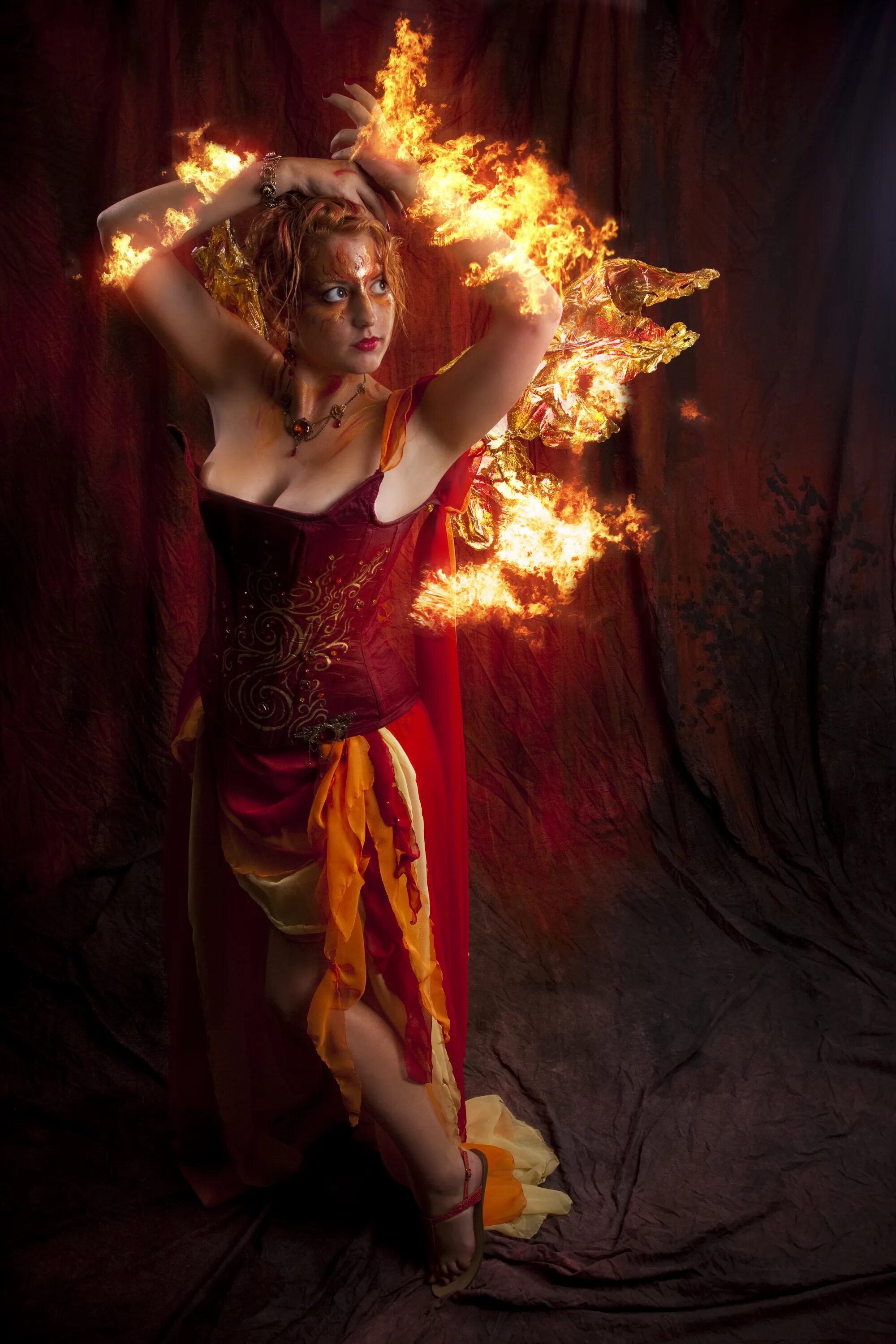 Женщина в огне книга. Академия стихий танец огня. Огненная ведьма. Девушка и огонь. Огненный танец.