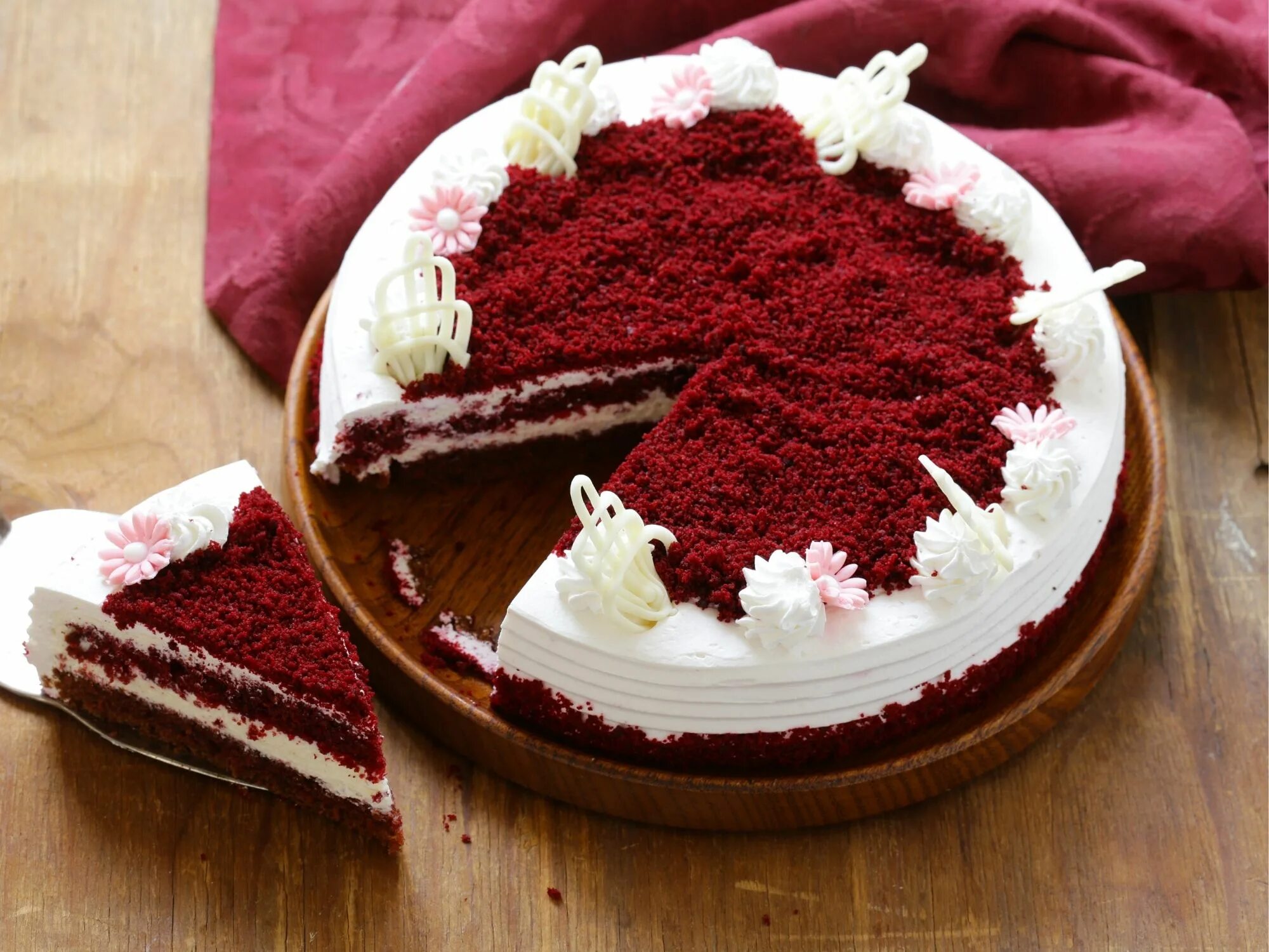 Высоцкая торты. Торт красный бархат. Торт красный бархат и кофе. Свекольный торт декор. Торты от Юлии Высоцкой.