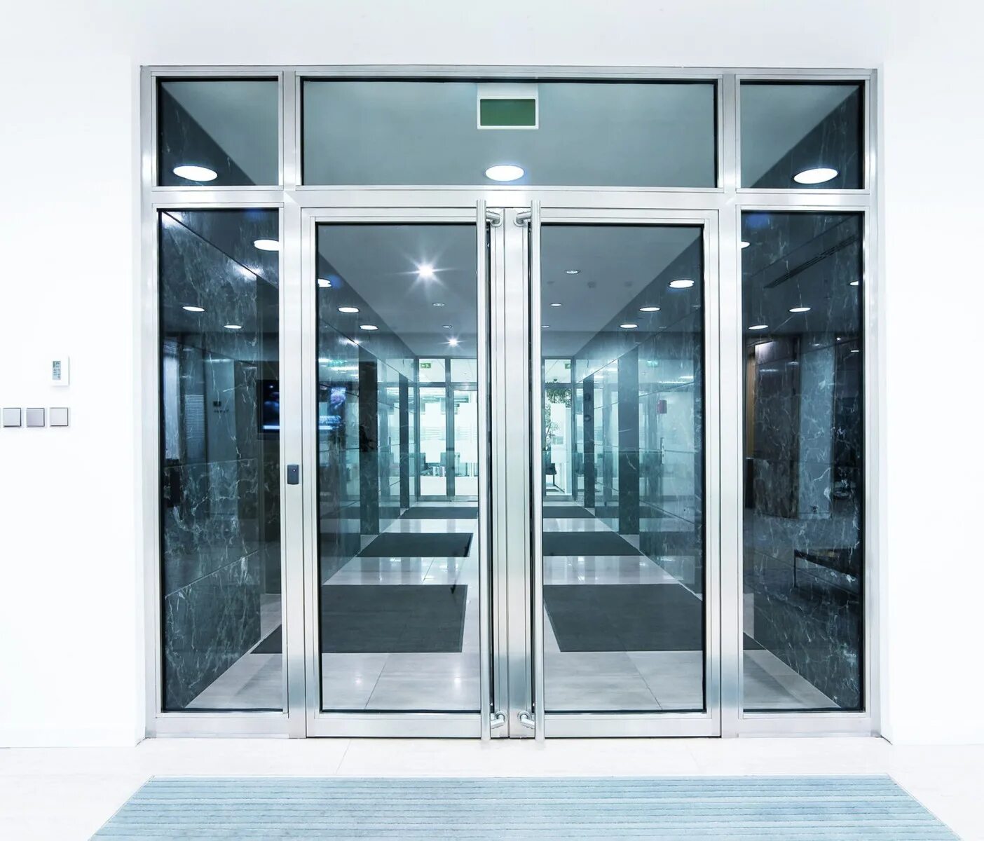 Теплые двери стекло. Алюминиевая входная одностворчатая остекленная дверь 1000x2200. Дверь алюминиевая двустворчатая ALUTECH w62 2100 1300. Алюминиевые стеклянные двери. Стеклянная входная группа.
