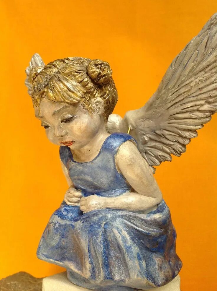 Ангел миниатюра. Миниатюра ангела. Миниатюрная скульптура ангела в сусальном золоте. Миниатюра Guardian Angel.