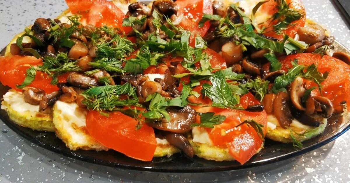 шампиньоны на сковороде. жареные шампиньоны. грибы жареные с луком. жареные грибы. жареные шампиньоны на сковороде.