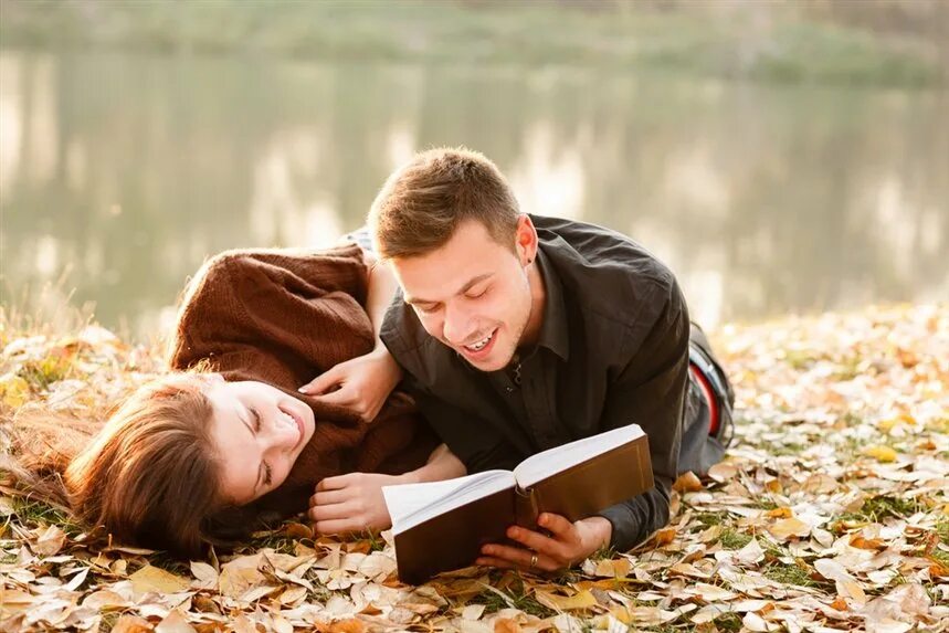 Фотосессия с книгой на природе. Счастливые влюбленные. Девушка с книгой на природе. Пара с книгой. Красивая умная заботливая