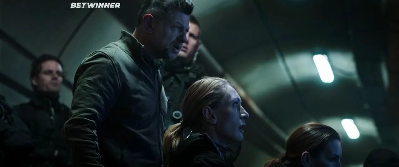 Сигнал тревоги 2021. Спецслужба: сигнал тревоги / sas: red notice (2021). Спецслужба сигнал тревоги руби роуз. Red. Сигнал тревоги 2021.