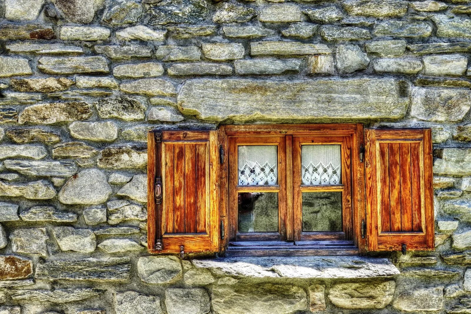 Окна старинный дом. Старинные окна. Старый каменный дом. Старый каменный домик. Стена с окном.