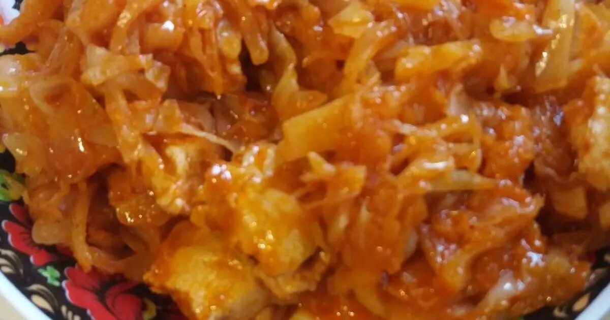 Тушеная капуста с филе курицы. Тушёная капуста с курицей. Тушёная капуста с курицей на сковороде. Тушёная капуста с курицей. Куриное филе с морковью.