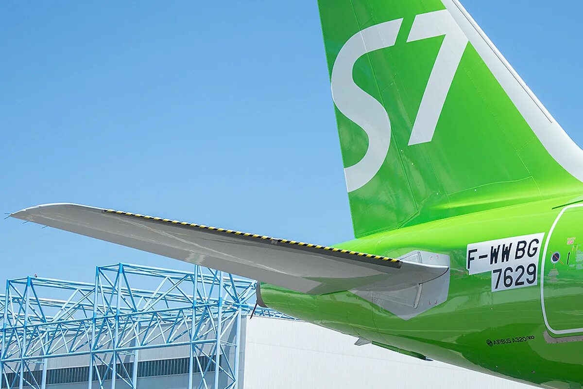 Эс севен купить билет. S7 Airlines. Самолёт s7 Airlines. Лоукостер s7 Citrus. Зелёный самолёт s7.