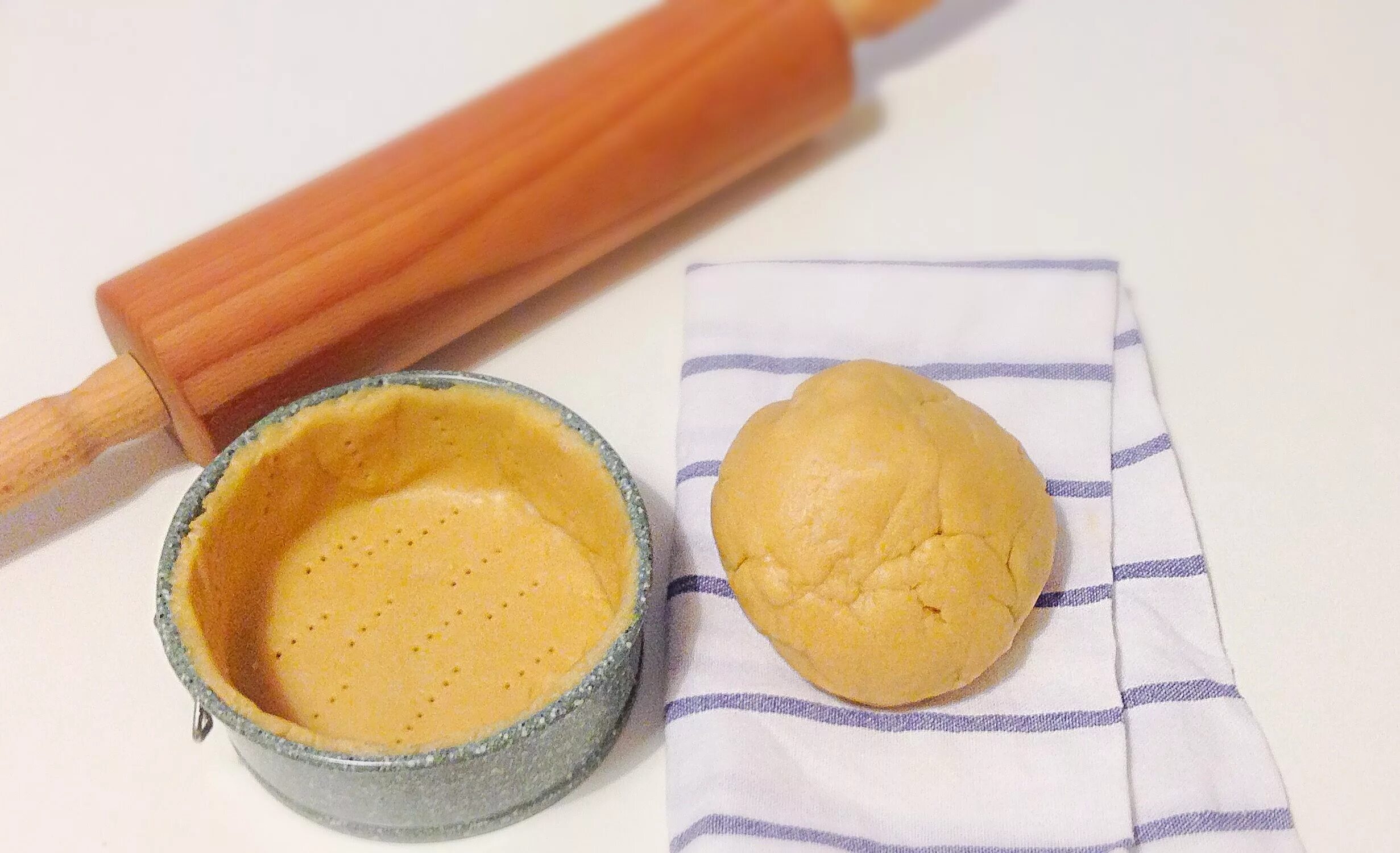 Масляное тесто. Основа песочного теста тест. Основа песочного теста тест. Тесто для чизкейка. Основа для чизкейка из песочного.