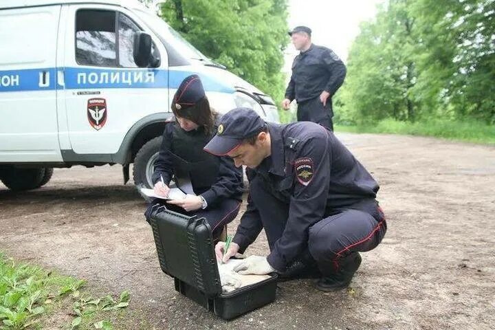 Работница полиции на месте преступления