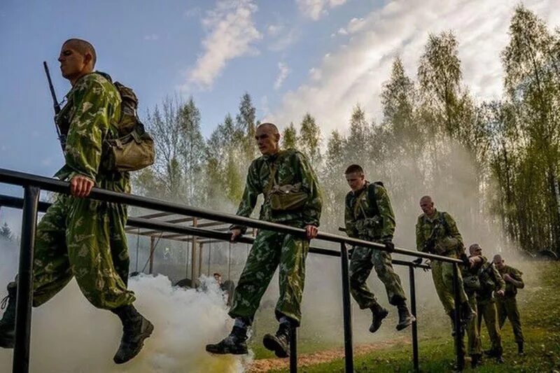 Подтягивания в армии. Физическая подготовка спецназа. Военная подготовка спецназ. Военная подготовка в армии. Тренировка в армии.