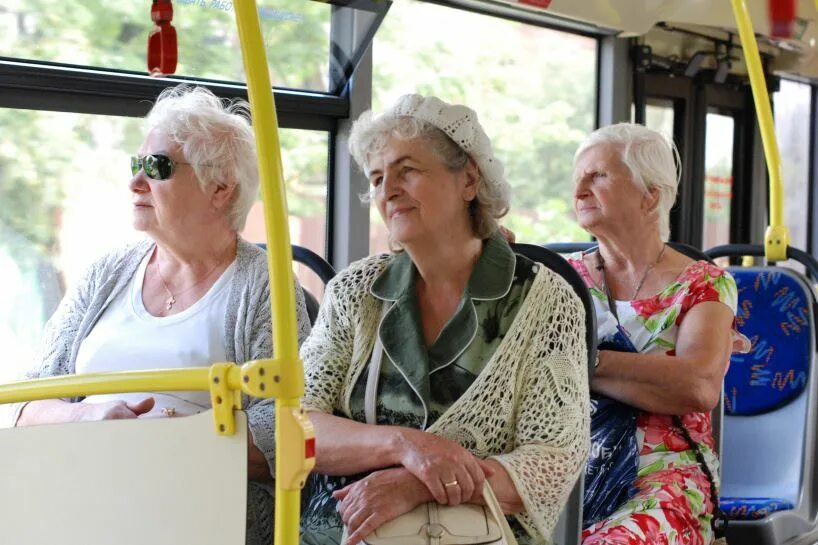 Б пенсионерам. Пенсионеры в автобусе. Пожилые люди в общественном транспорте. Транспорт для пожилых людей. Пенсионер в маршрутке.
