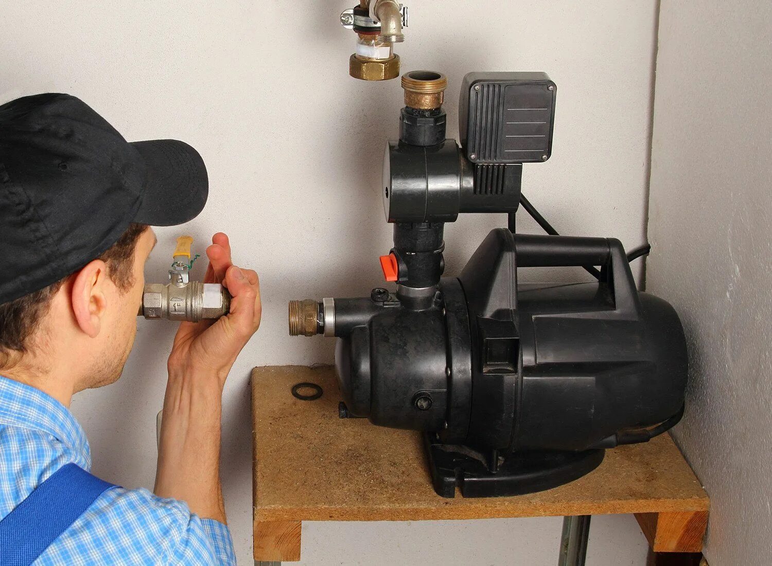 Как увеличить давление в частном доме. Насосная станция для воды в частном доме. Автономное водоснабжение из емкости. Насосная станция etalon xkj-900 sa5. Насосная станция в доме.