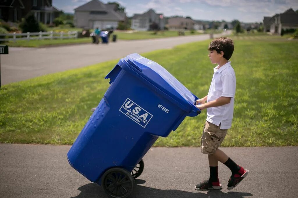 Garbage picker. Автомобиль тко. Waste disposal. Красный мусорный контейнер большой. Мусоровоз в частном секторе.