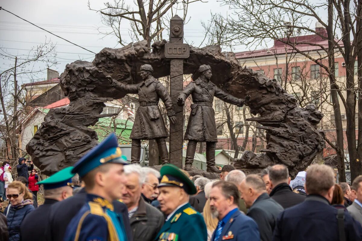 53 годовщина. Памятник героям Даманского. Памятник героям Даманского во Владивостоке. Памятник пограничникам остров Даманский. Сквер героев Даманцев Владивосток.