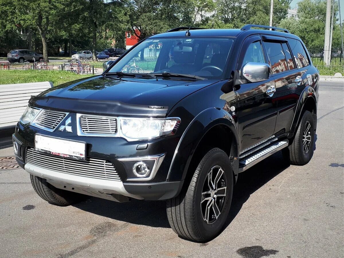 Mitsubishi pajero 2012. Pajero Sport 2012. Mitsubishi Pajero Sport 2012 года. Митсубиси Паджеро 2012. Mitsubishi Pajero Sport черный 2012.