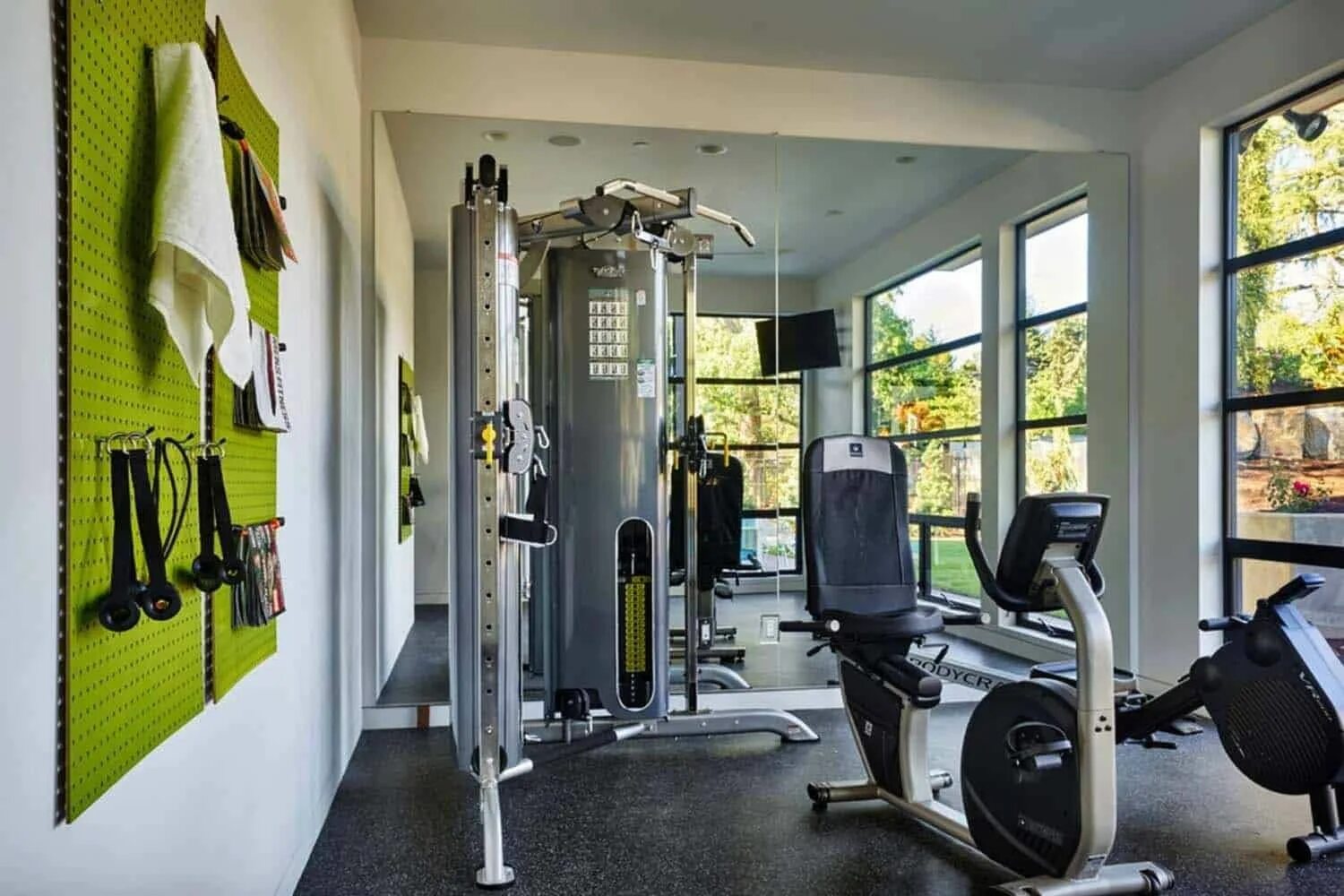 Фитнес жк. Шторы в домашний спортзал. Красивые спортзал Модерн. Тренажер для офиса. Фитнес залы в пастельных тонах.