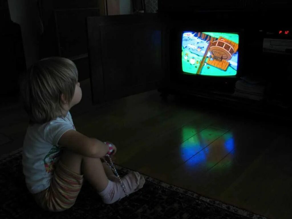 Дети перед телевизором. Телевизор в темноте. Телевизор для детей. Ребенок перед экраном телевизора. Малыш перед телевизором.