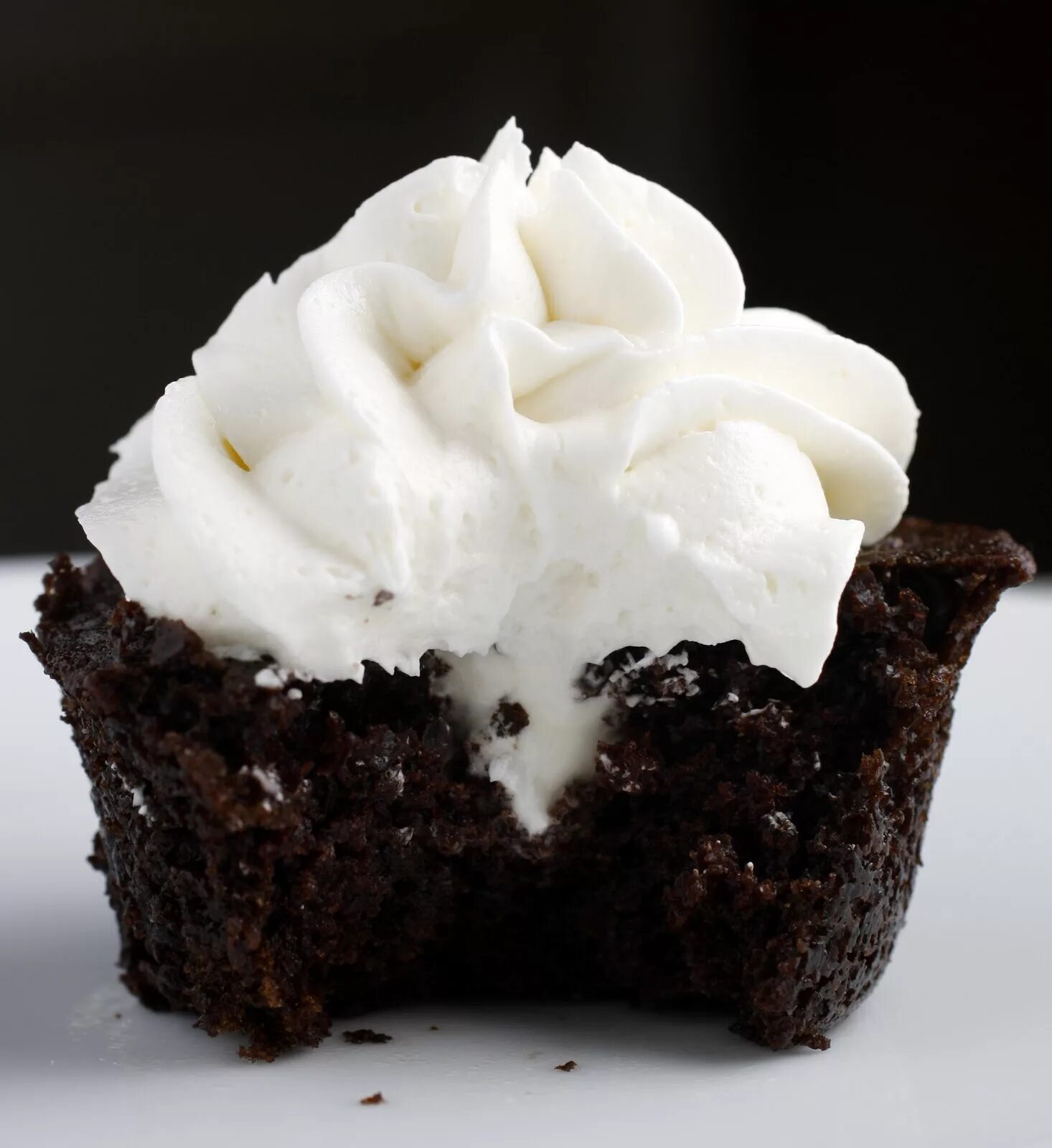 Темный кекс. Черный кекс. Американский чёрный кекс. Cream filled Cupcake. Черный кекс рецепт.