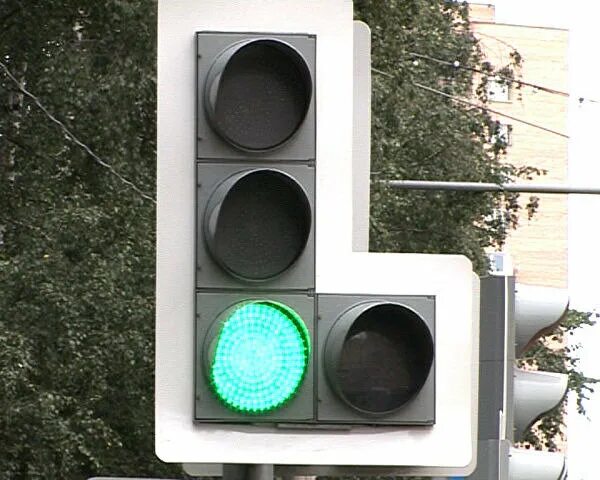Дополнительная зеленая стрелка на светофоре налево. Светофор с дополнительной секцией. Дополнительная секция светофора со стрелкой. Дополнительная стрелка на светофоре. Светофор с доп секцией налево.