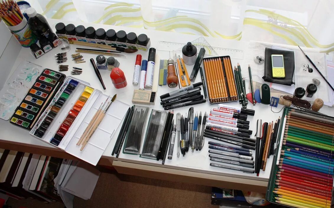 материалы художника. товары для художников. материалы для художников. художественные материалы для живописи. мольберт кисти краски палитра.