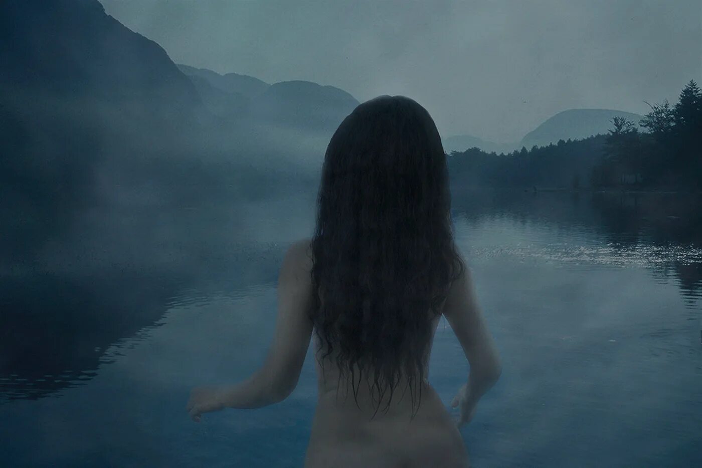 Девушка в тумане. Девушка нагишом в тумане. Девочка нагишом в реке. The woman across
