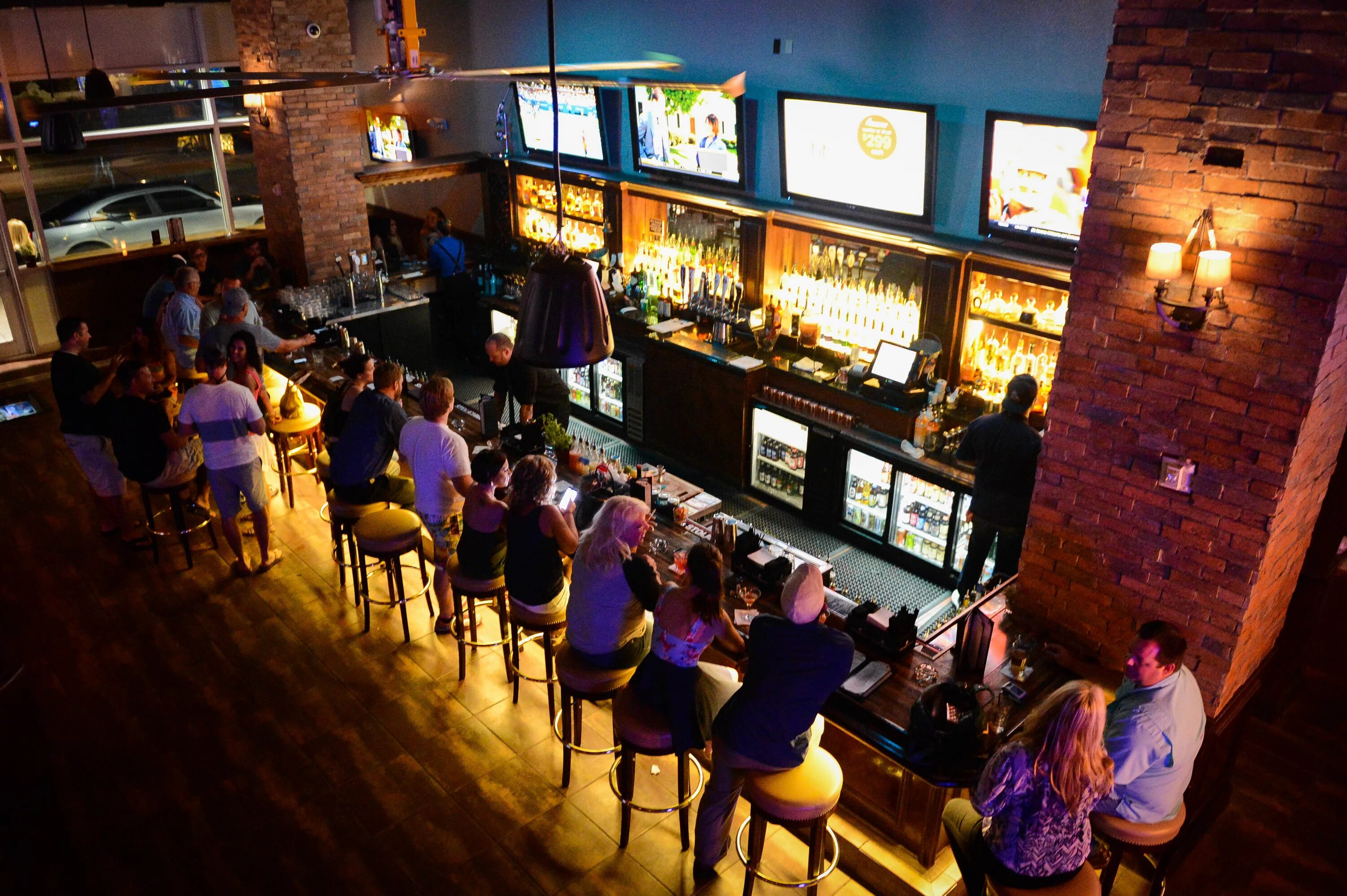 Мидийное место ресторан. Проводка в ресторане. Медийный бар. Медийный бар. Интерьер кафе.