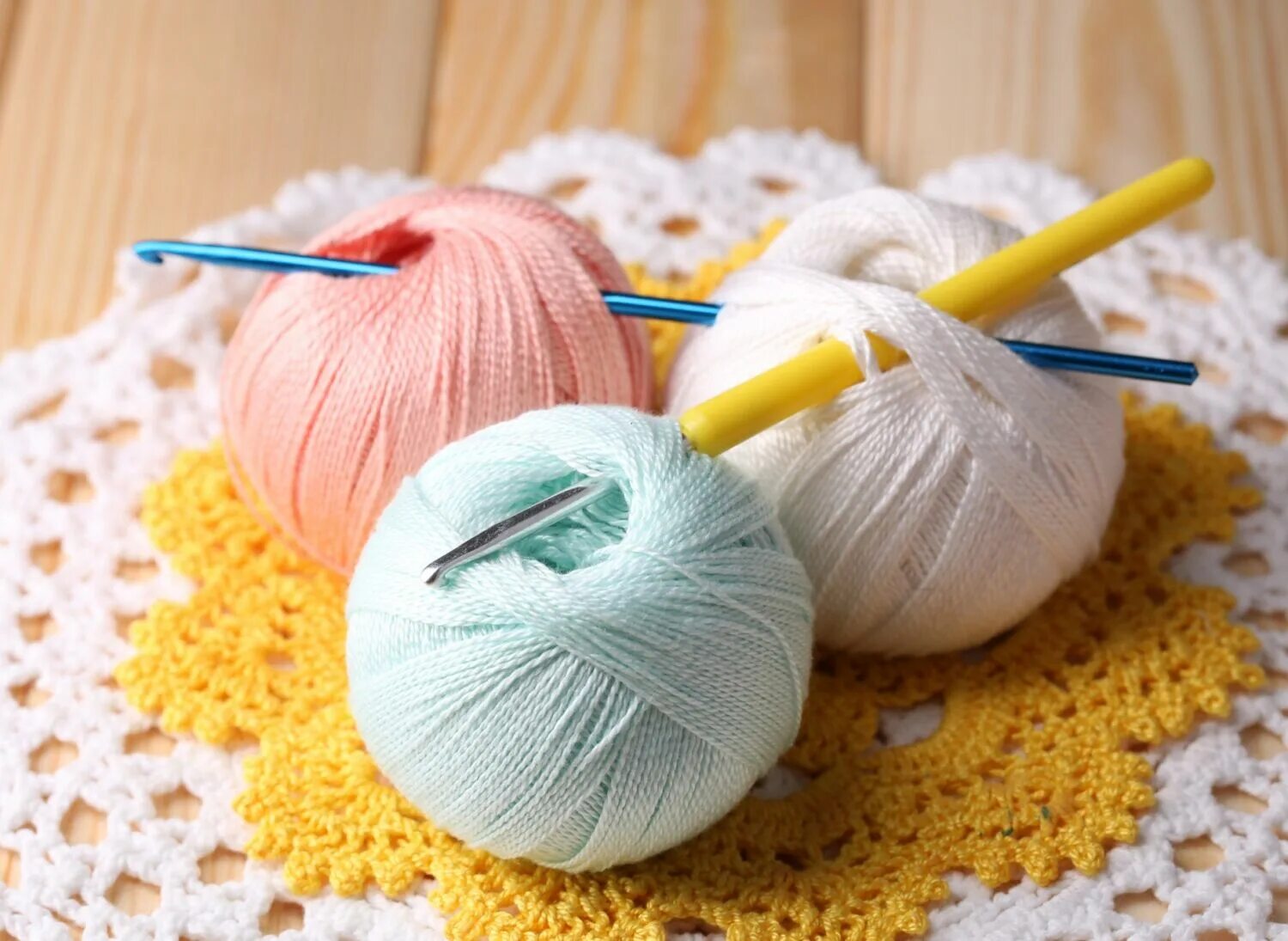 Вяз. Тема вязание крючком. Вязание крючком презентация. Вязание процесс. Проект крючок и нитки для вязания.