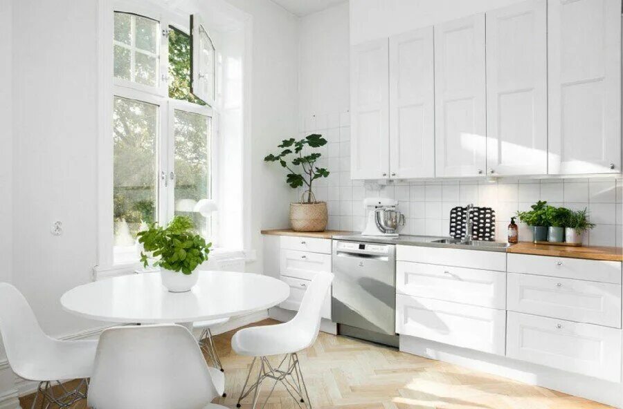 White kitchen. Холодильник HIBERG RFC-330 NFW. Холодильник HIBERG RFC-301d NFW. Белые кухни. Белая кухня в интерьере.