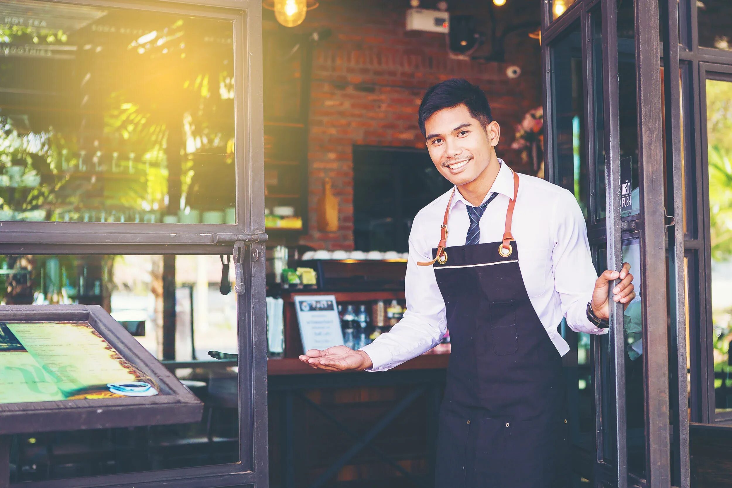 Официант. Официант в ресторане. Waiters ресторан. Официант в баре Япония.