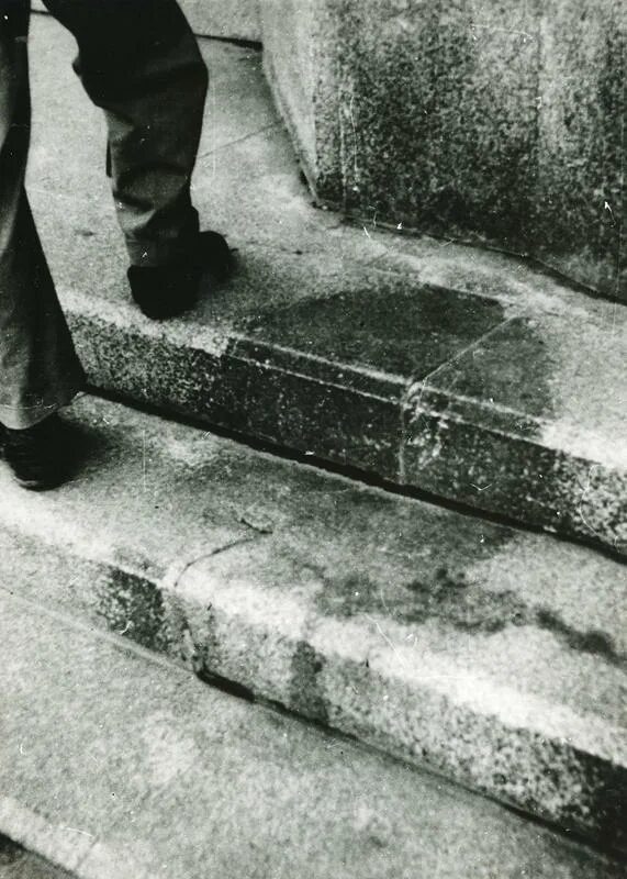 Хиросима и нагасаки атомная тени людей. Хиросима и нагасаки тени. Тени нагасаки. Хиросима и нагасаки тени людей. Тени хиросимы нагасаки 1945.