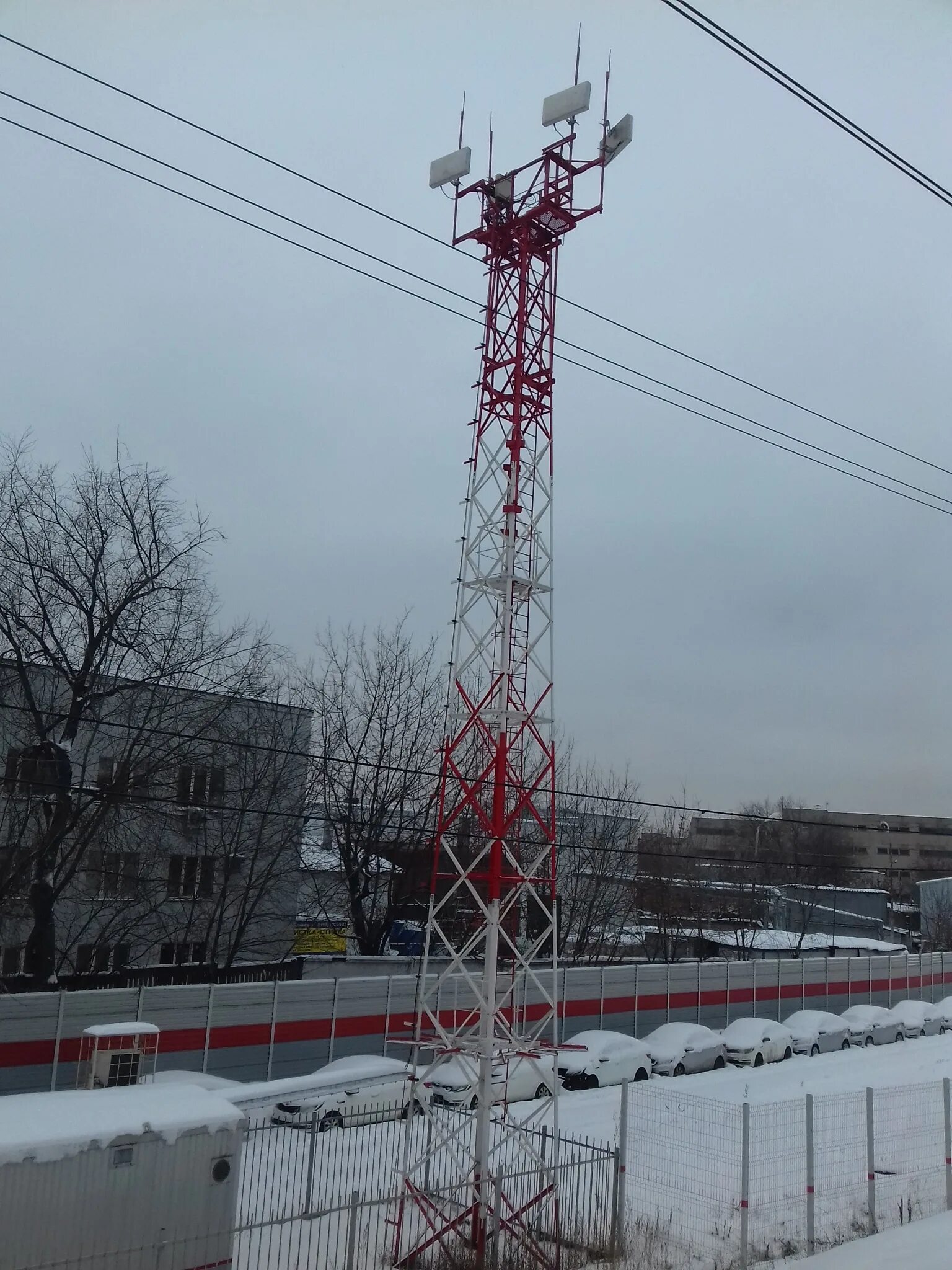 Аренда вышек связи. Башня связи. Мачта связи 40 метров. Вышка сотовой связи. Мобильная вышка на колесах.