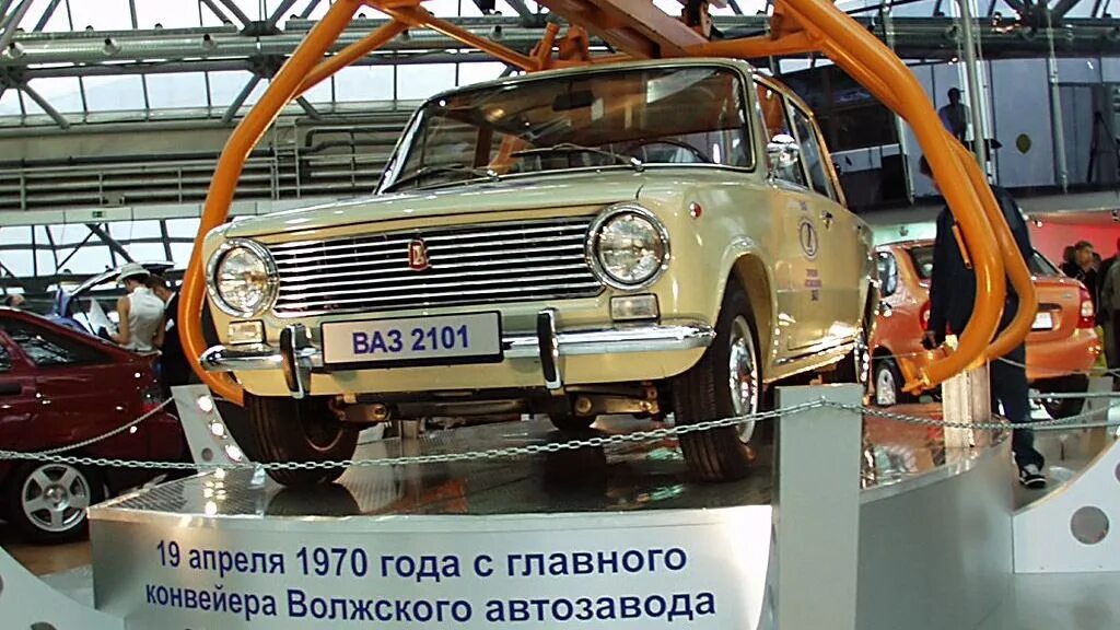 ВАЗ 2101 на конвейере. АВТОВАЗ конвейер ВАЗ 2101. 19 Апреля 1970 г с конвейера сошел первый автомобиль ВАЗ-2101. Первый автомобиль АВТОВАЗА. Изменения с 1 апреля по автомобилям