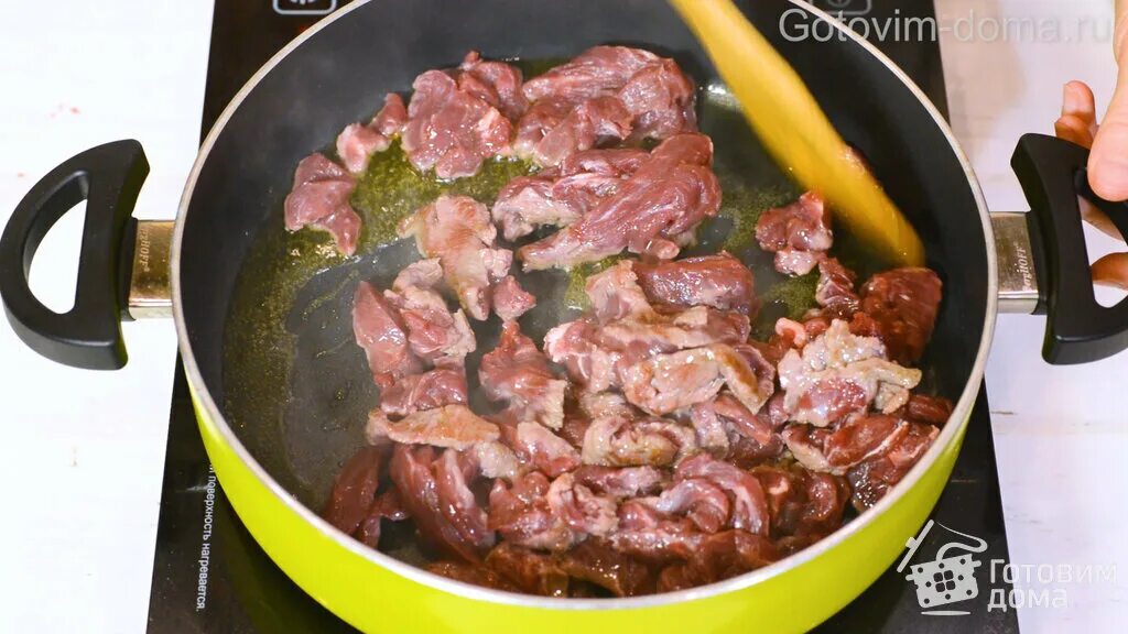 Говядина тушеная на сковороде мягкая с луком. Печень куриная тушеная. Говядина тушеная на сковороде мягкая с луком. Говядина тушеная на сковороде мягкая с луком. Тушеная говядина самый вкусный рецепт.