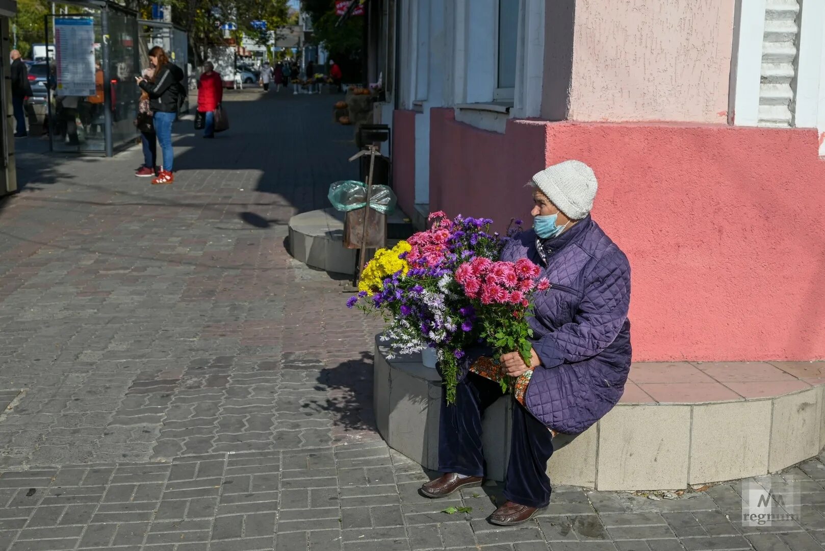 Бабушки на базаре. Бабушка продает овощи. Бабульки продающие цветы. Бабушка продает цветы. Бабульки продающие цветы.