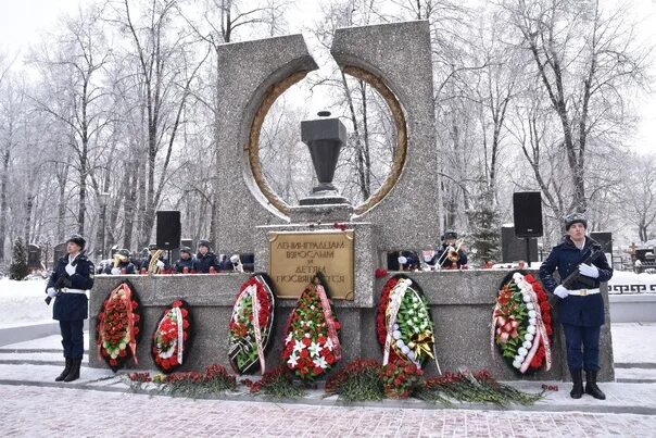 Блокада омска. Памятник ленинградцам блокадникам. Памятник ленинградцам блокадникам Вологда. Ленинград мемориал блокаде Ленинграда. Памятник жертвам блокады в Санкт Петербурге.