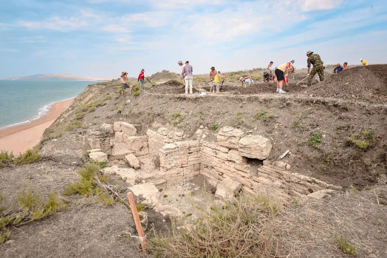 Некрополь кыз аул в крыму. Кыз аул. Раскоп в крыму. Кыз-аульский маяк крым. Яковенково археологическая экспедиция.