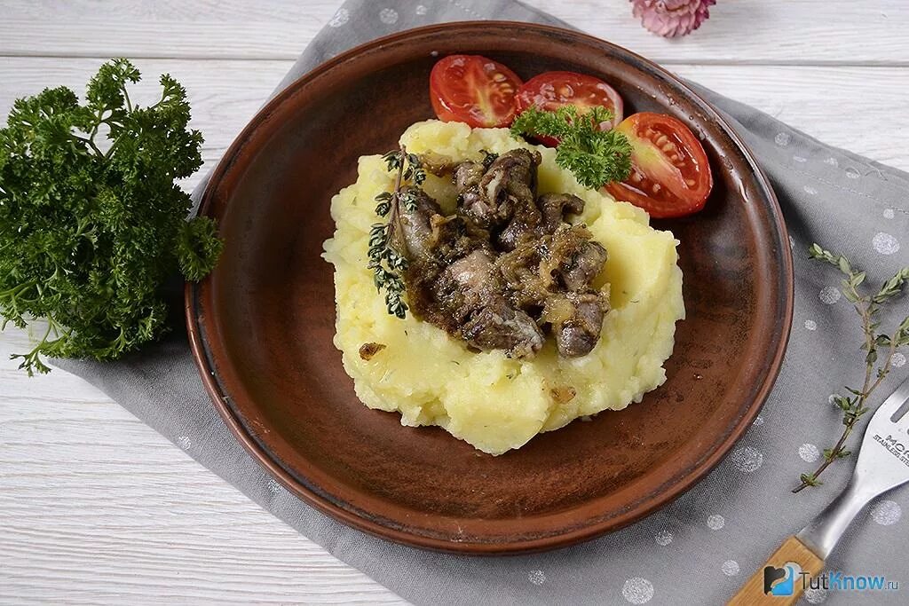 Пюре из печени кроссворд. Куриные сердечки с картофельным пюре. печень с картофельным пюре. куриные сердечки с пюре. куриная печень с картоыел ным пюре.