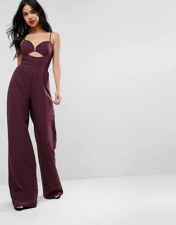 Надевать комбинезон. Стильные комбинезоны на вечер. комбинезон с вырезом. комбинезон молочный женский. комбинезоны женские вечерние 2025.