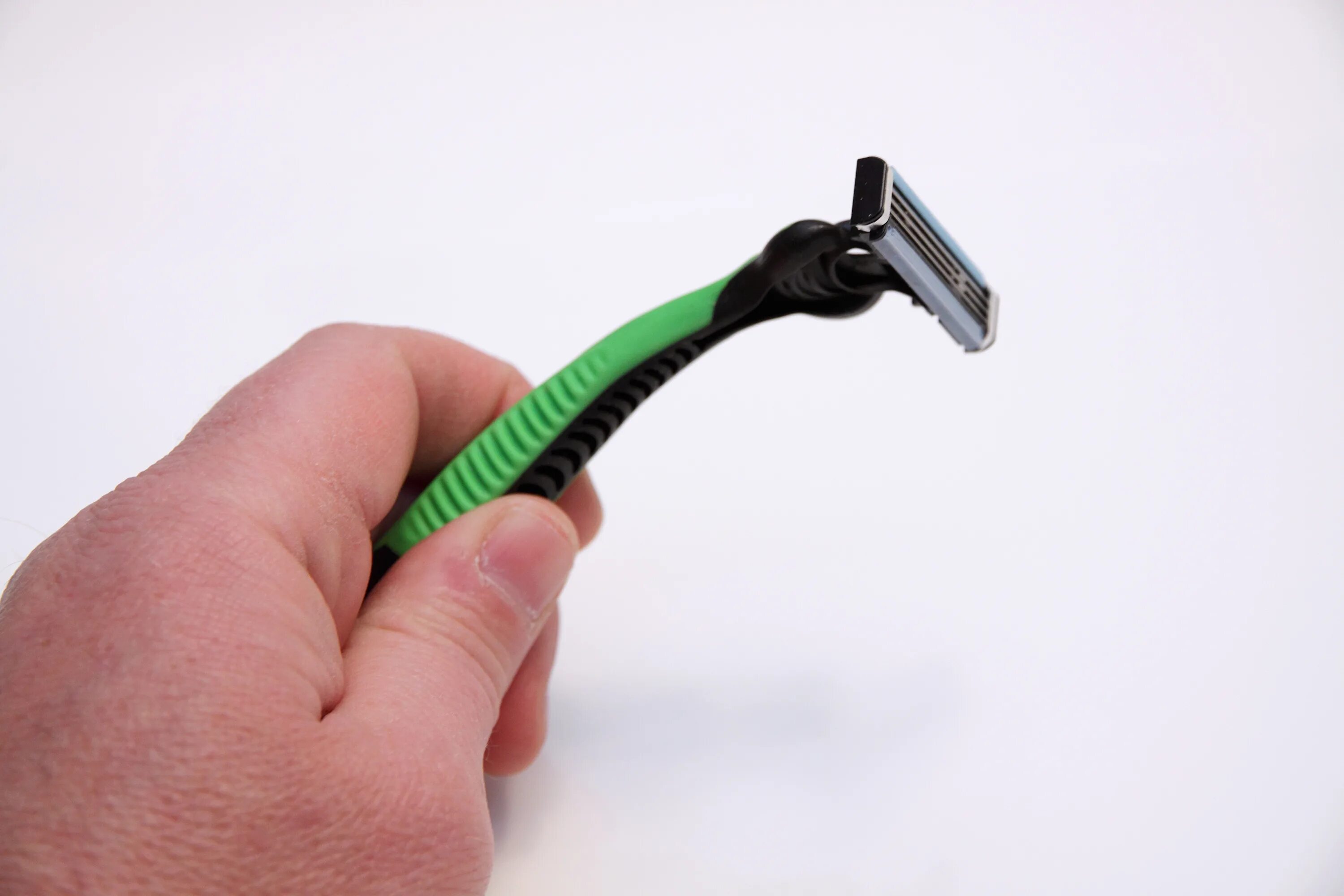 Можно ли одноразовую бритву в ручную. Бритва на зелёном фоне. Бритвенный станок с лезвием. Бритвенный станок в ручной клади. Можно ли одноразовую бритву в ручную.