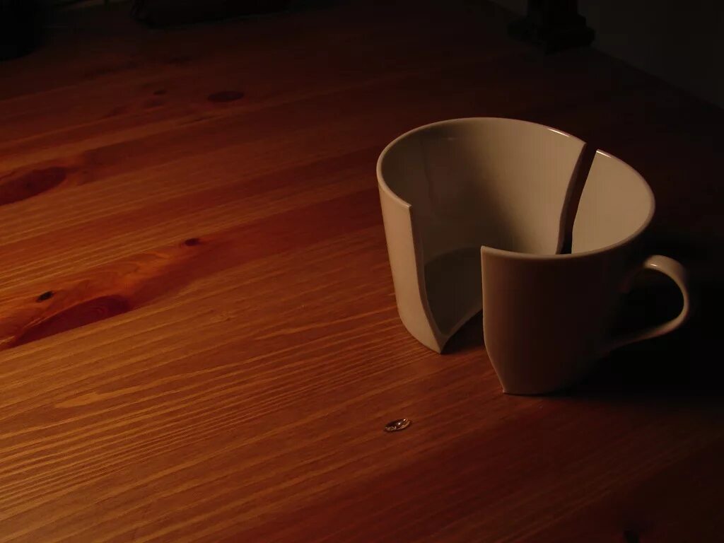 Сломанная Кружка. Разбитая чашка. Разбитая посуда. Разбитая кофейная чашка.
